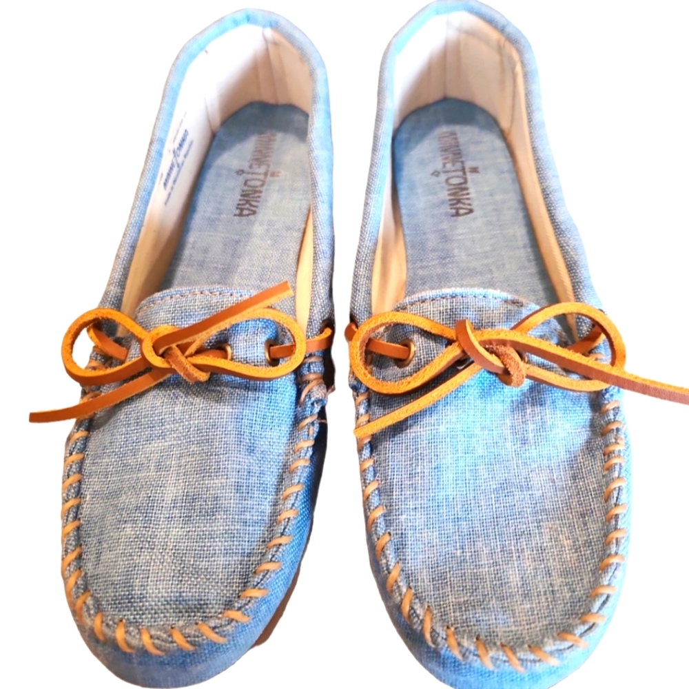 Minnetonka Blue Denim Print Canvas Moccasins. Size 7